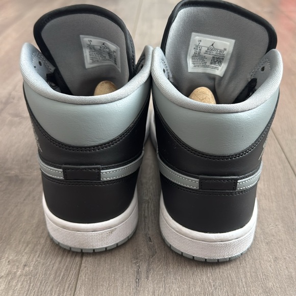Air Jordans Women’s 1 Mid Black and Gray Size 7 - Picture 4 of 6